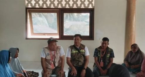 SENTUHAN TRAUMA HEALING PERAWAT RS MUTIARA SUKMA BERSAMA TIM MEDIS NTB UNTUK IBU-IBU PENYINTAS BANJIR